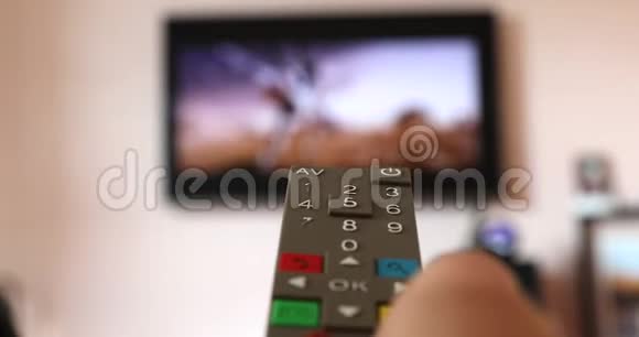 手握智能电视的电视遥控器视频的预览图