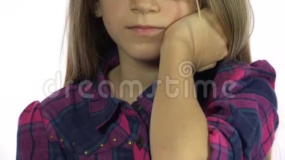 悲伤的彩色眼镜儿童在镜头里看可爱的金发女孩肖像脸4K视频的预览图