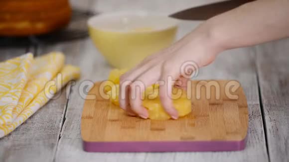 手在木桌上的砧板上切菠萝视频的预览图