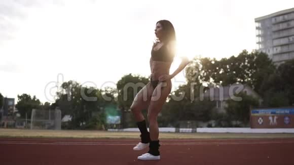 侧面看一个运动的女孩有一个美丽的充满活力的身体使她的腿向前在一个视频的预览图
