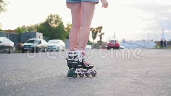 一个十几岁的女孩在马路上滑冰白天视频的预览图