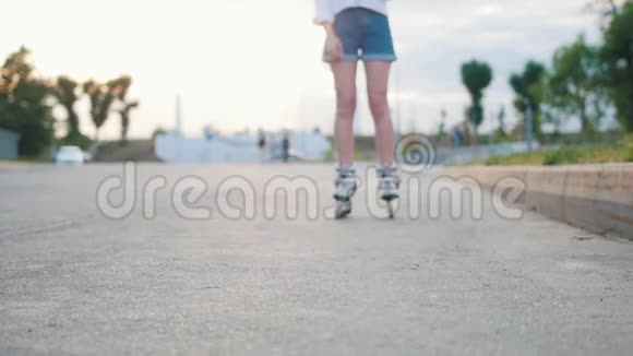 在公园溜冰的苗条少女视频的预览图