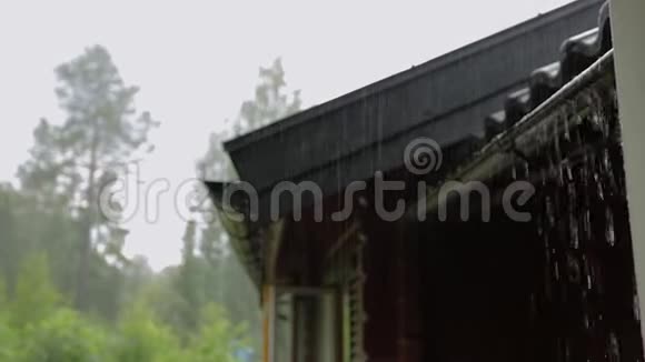 大雨期间在雷天背景上看到美丽的屋顶视频的预览图
