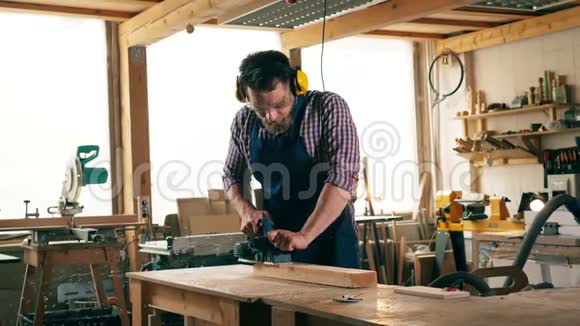 工匠正在用锯木机缓慢地切割木材视频的预览图