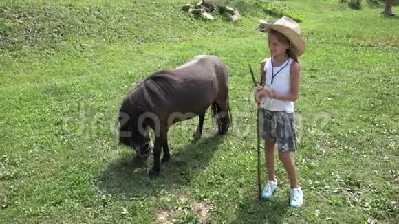 农夫的孩子看着一匹疯狂的小马牛仔女孩在玩牧场4K视频的预览图