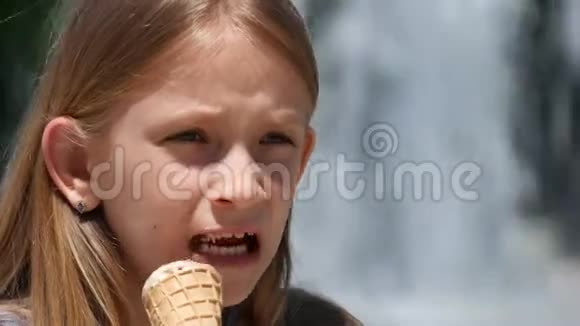 儿童女孩在炎热的夏日公园吃冰淇淋近景4K视频的预览图