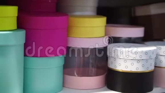 许多不同的彩色圆形礼品盒视频的预览图