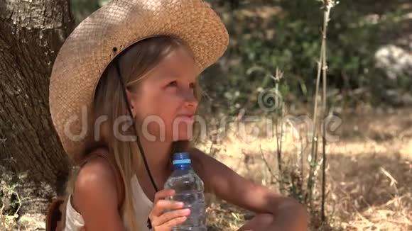 口渴的孩子用树喝水农夫女孩在橄榄园放松4K视频的预览图