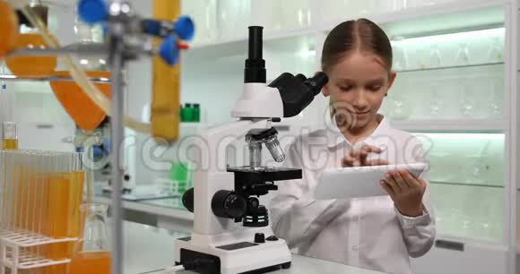 学校化学实验室使用平板电脑显微镜的儿童视频的预览图