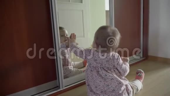 小男孩在镜子里玩自己的倒影视频的预览图