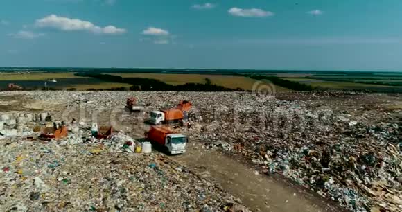 一个巨大的垃圾场人们整理垃圾填埋场里的垃圾海鸥在垃圾上盘旋视频的预览图