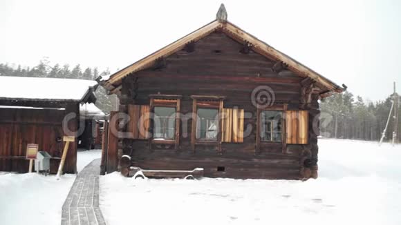 雪地里的木屋北边的山林图一小屋视频的预览图