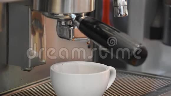 咖啡机里的水顺着白玻璃流下来视频的预览图
