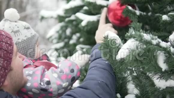 爸爸给女儿展示了优雅的圣诞树视频的预览图