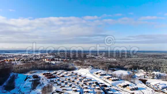 从空中俯瞰冬季天际线工业城市景观旅途寒冷季节的雪景视频的预览图