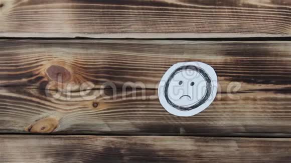 在木头上画了悲伤的微笑素描视频的预览图