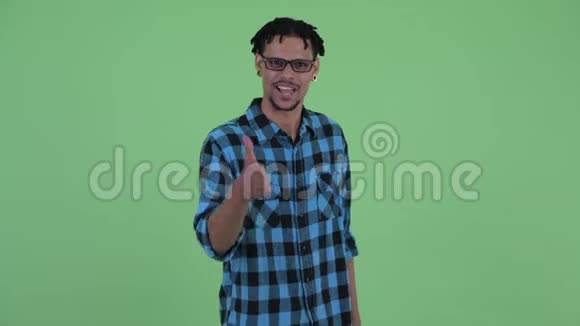 年轻的非洲时髦男人握手视频的预览图