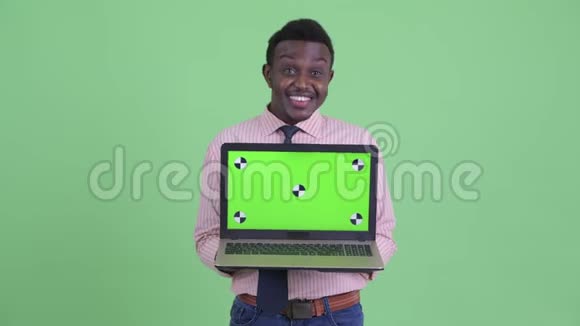 快乐的年轻非洲商人一边说话一边展示笔记本电脑视频的预览图