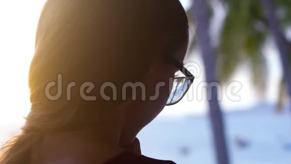 近景背景日落光线使女孩头部侧影视频的预览图