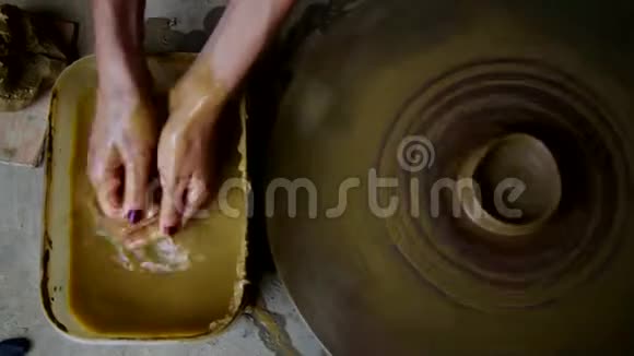 上景妇女用黄泥做小锅视频的预览图