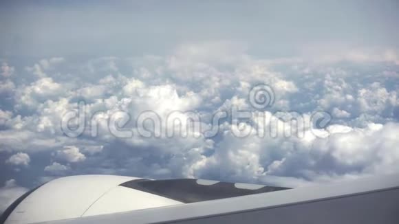 静静的白云高高的在天空中从飞机的窗口看到非常美丽的景色视频的预览图