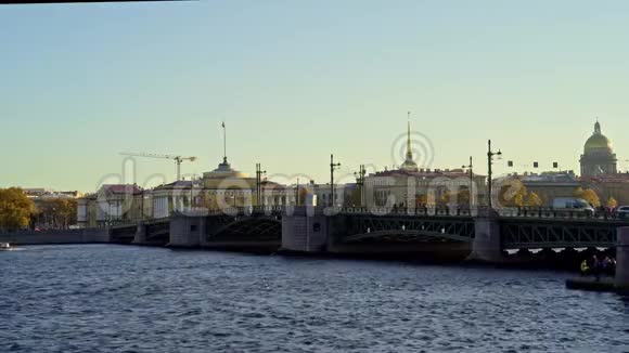 在圣彼得堡桥下的道路和船只上移动车辆视频的预览图