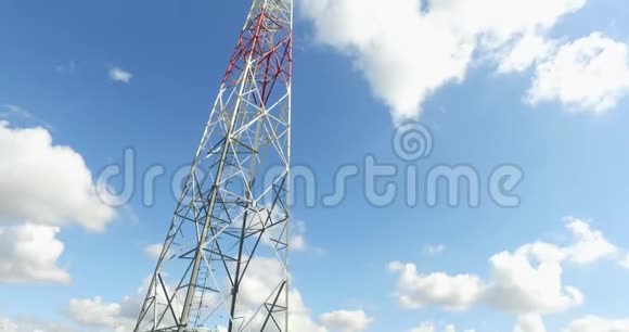 视频的通信塔从下面与白云在背景视频的预览图
