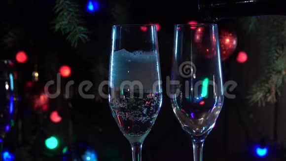 新年庆祝与两个闪烁的香槟杯慢动作关门视频的预览图