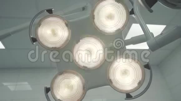 现代手术灯在医院的无菌室支持包括在内视频的预览图