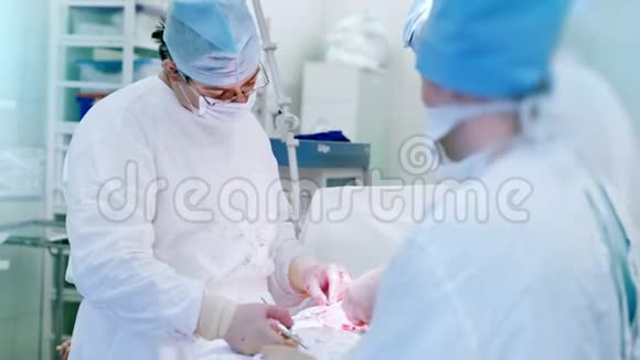 重要手术过程中男性自信主刀医师控制辅助工作视频的预览图