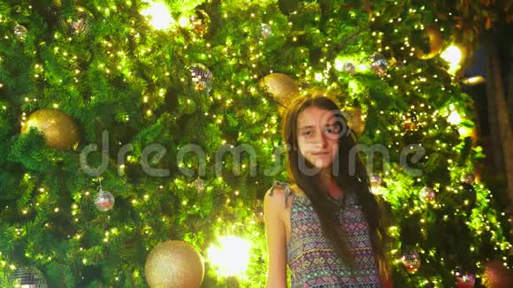 热带城市圣诞树和棕榈树背景下的快乐女孩新年旅行的概念视频的预览图