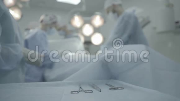 年轻外科医生在手术室的特写镜头里做医疗手术视频的预览图