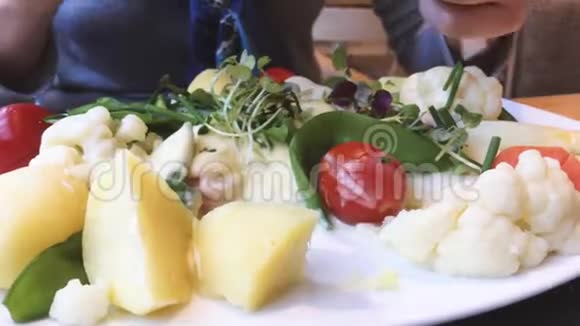女人吃多种生物有机蔬菜的鲜芦笋视频的预览图