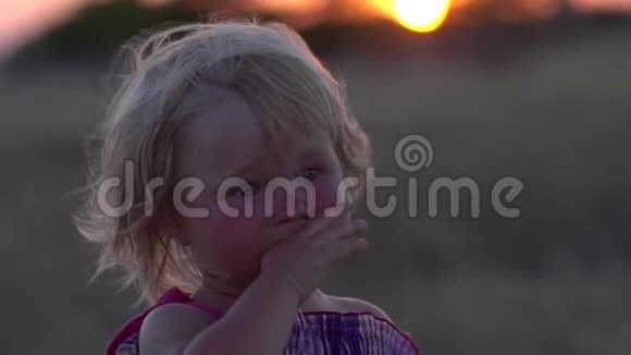 一个小女孩仰望天空的特写肖像慢动作视频的预览图