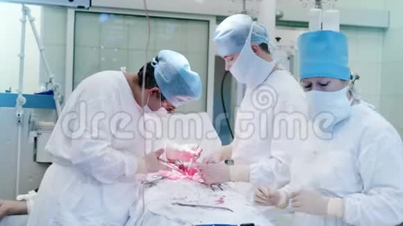 医护人员集中在现代手术室进行外科手术视频的预览图