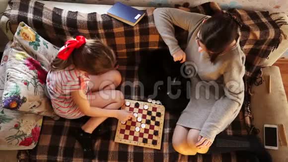 两个姐妹的跳棋游戏视频的预览图