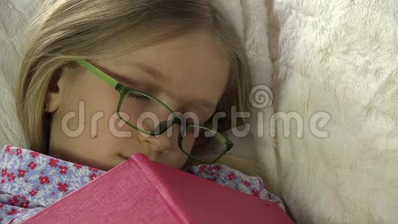 孩子在看书后睡觉孩子在床上睡着女孩在家视频的预览图