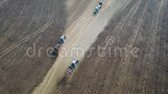 拖拉机在农田上行驶用人工高空施肥视频的预览图