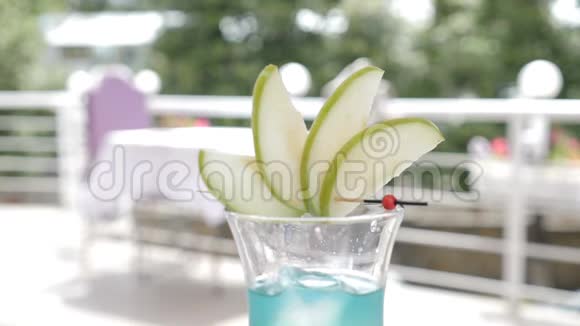 在户外餐厅露台上一个带水果的夏季鸡尾酒供应调酒师的慢镜头克拉可冰块视频的预览图