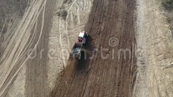 拖拉机在农田中行驶并用肥料施肥视频的预览图