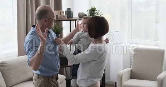 祖父母在家和女婴玩得开心视频的预览图