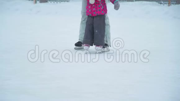 雪天小女孩和妈妈一起滑冰视频的预览图