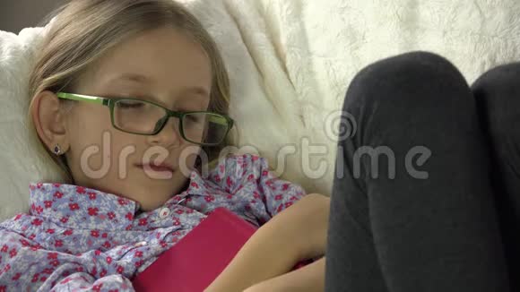 睡眠眼镜肖像疲惫女孩的脸学习后在教练上的孩子视频的预览图