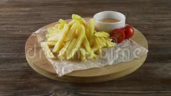 法式炸薯条放在木盘上放在乡村的木桌上视频的预览图