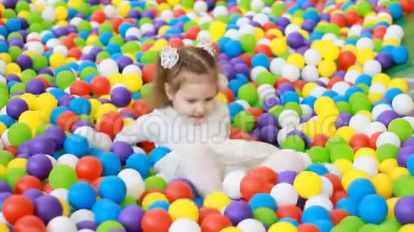 小女孩在操场上玩着五颜六色的气球宝贝为孩子们玩游戏视频的预览图