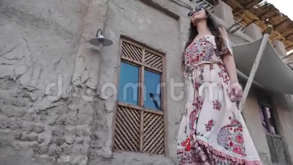 一个欧洲女孩经过一座修复的古阿拉伯建筑视频的预览图