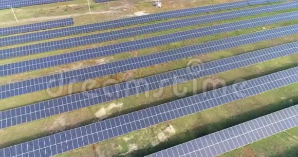 太阳能电池板鸟瞰图来自上述领域的太阳能电池板可再生能源视频的预览图