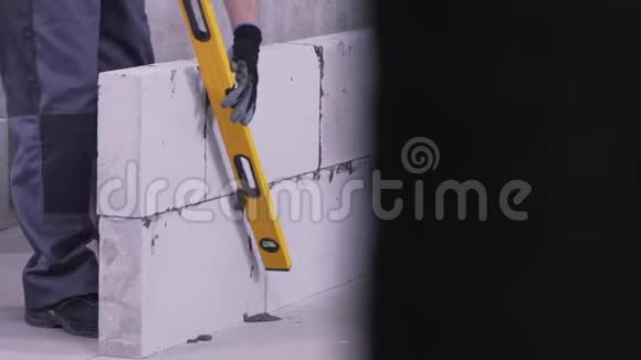 由建筑工人建造的墙视频的预览图
