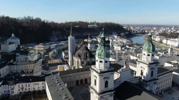 萨尔茨堡大教堂从高角度以城市为背景4k视频的预览图