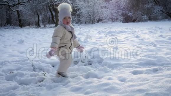 小女孩在雪地里玩视频的预览图